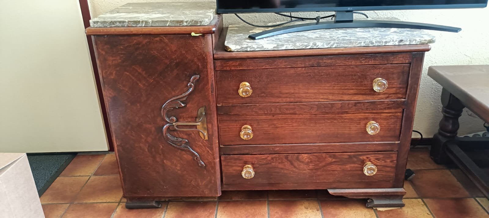 Eiken tv kast / Dressoir met marmeren blad erop, Huis en Inrichting, Kasten | Dressoirs, Ophalen, Zo goed als nieuw, 25 tot 50 cm
