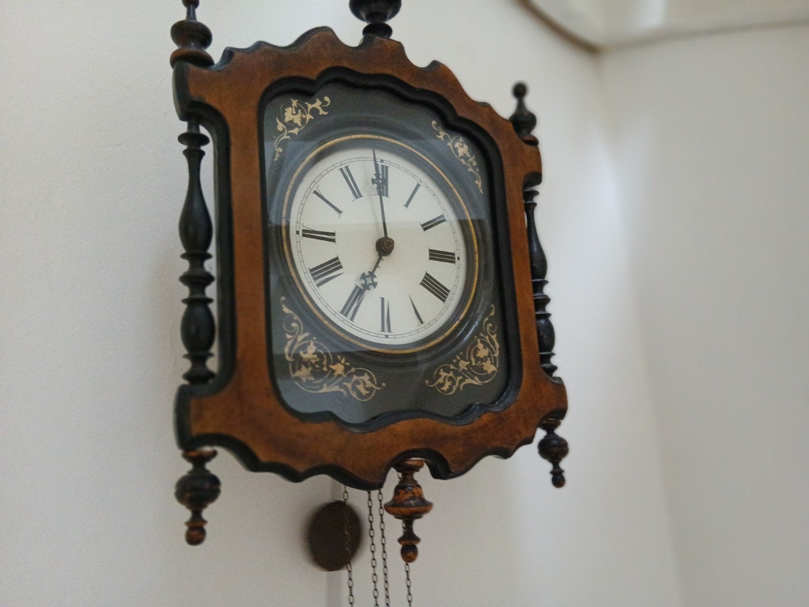 Antieke wandklok met slinger en Romeinse cijfers, Ophalen of Verzenden