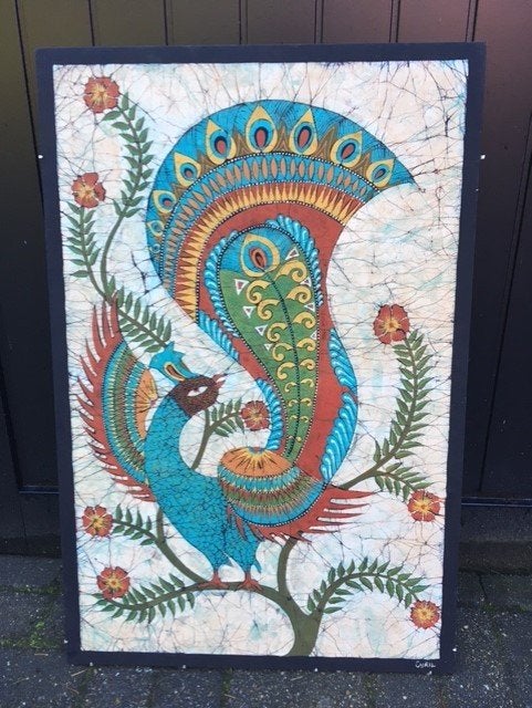 Batik werk uit Indonesie , gesigneerd Cyril . maat 86 x 43 c, Ophalen, Minder dan 50 cm, Oorspronkelijke maker, Zo goed als nieuw