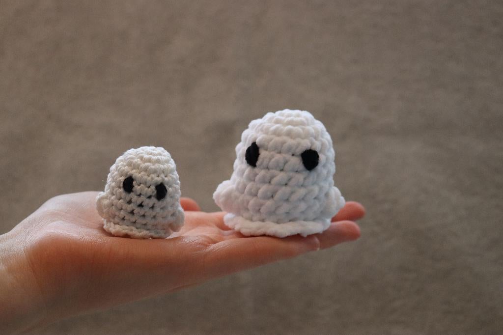Spook - zelfgehaakte knuffel / sleutelhanger, Ophalen of Verzenden, Nieuw, Haken, Overige typen