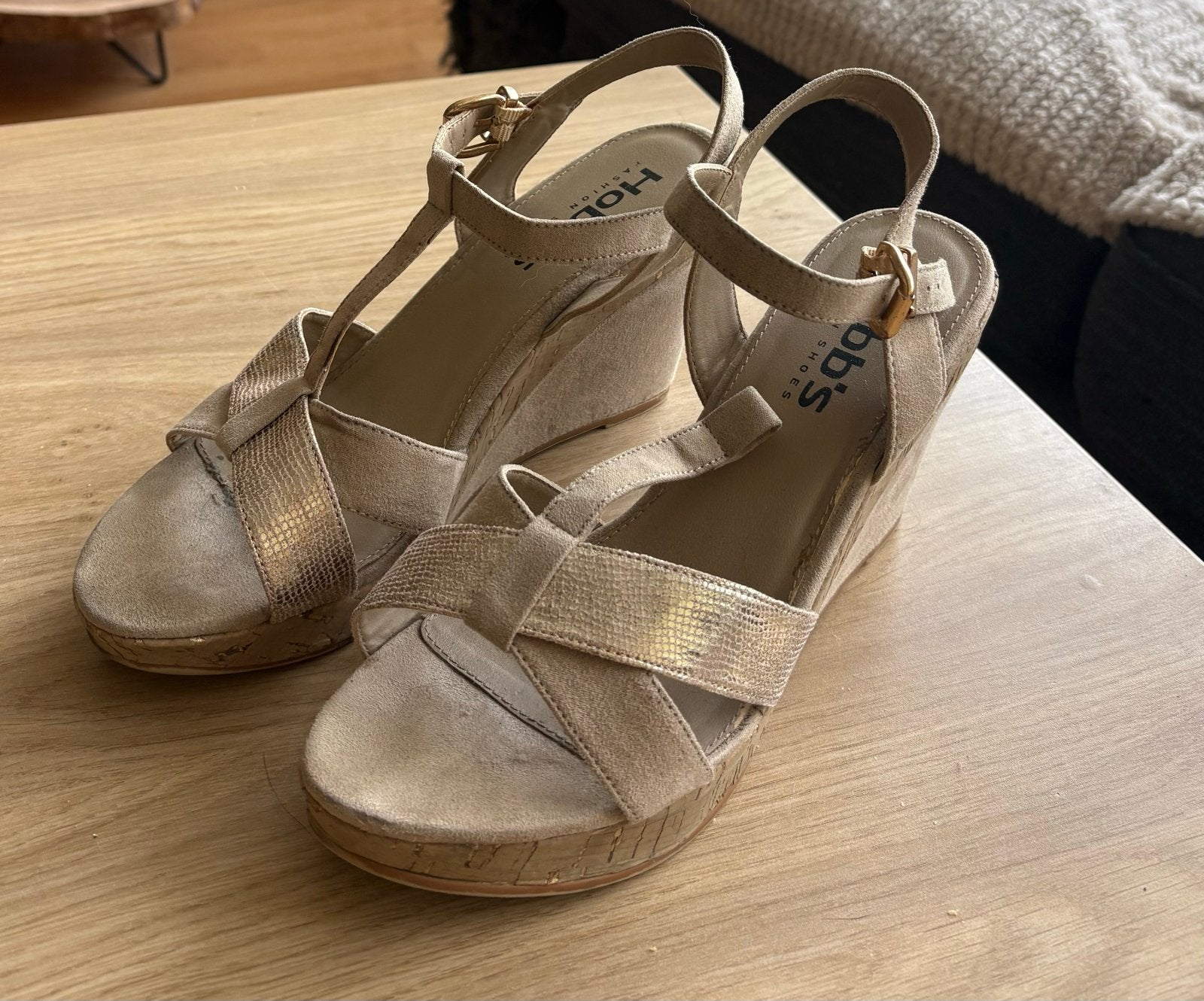 Hobbs Fashion Sandalen met sleehak - Maat 38, Kleding | Dames, Ophalen of Verzenden, Gedragen, Beige, Sandalen of Muiltjes