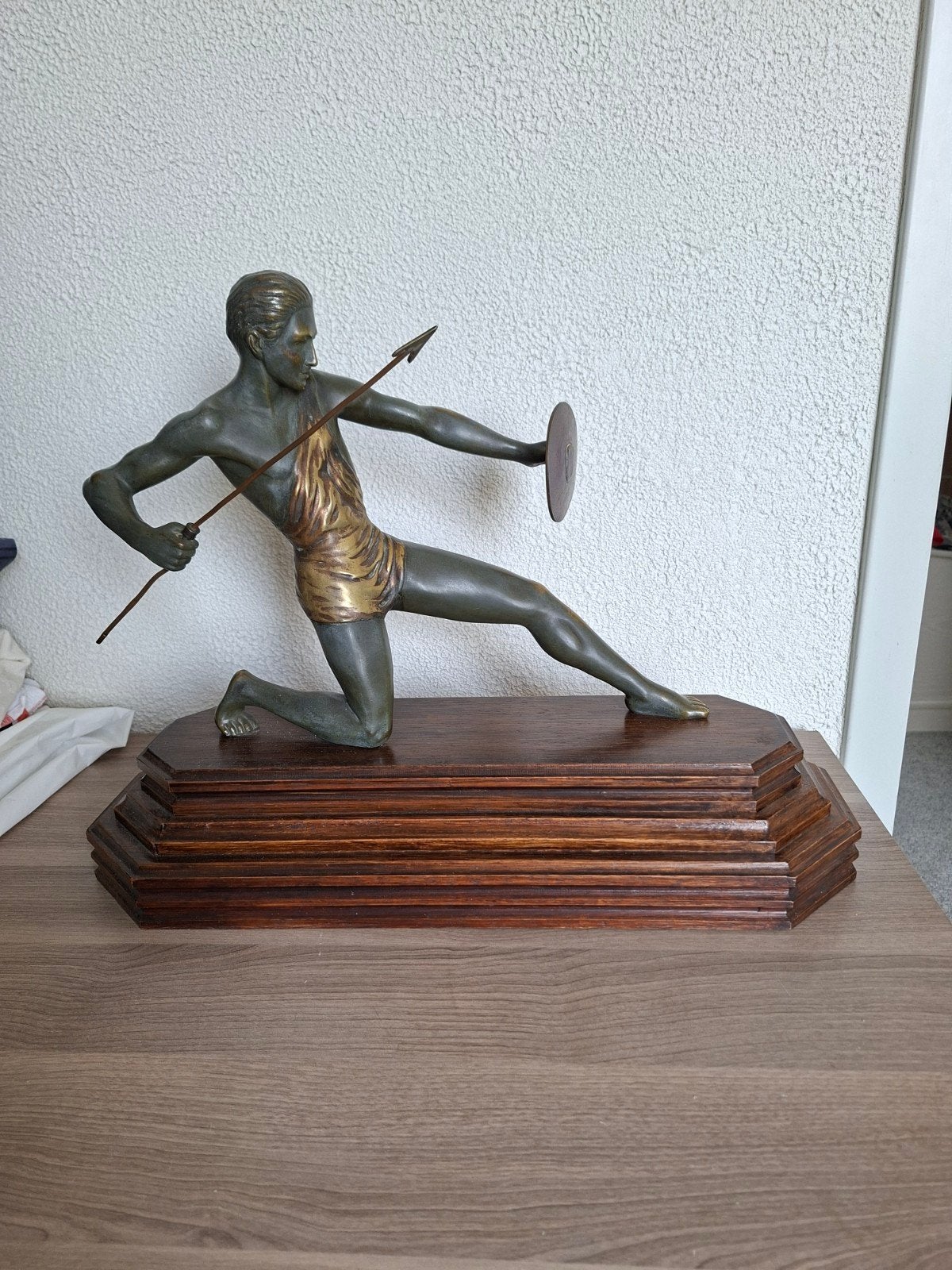 Art Deco bronzen beeld van een speerwerper op houten sokkel, Ophalen, Art deco, Gepatineerd, Brons