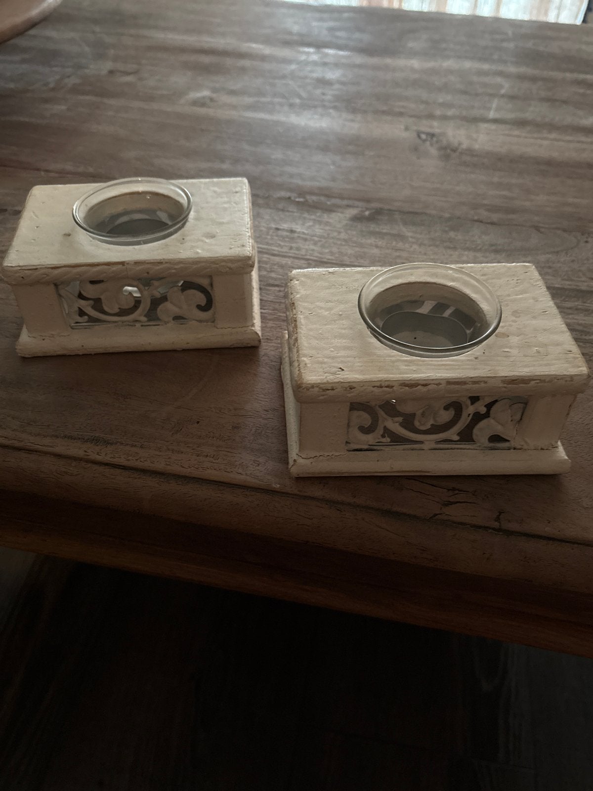 Set van 2 witte waxinelichthouders met sierlijke details, Gebruikt, Waxinelichthouder, Ophalen of Verzenden, Hout