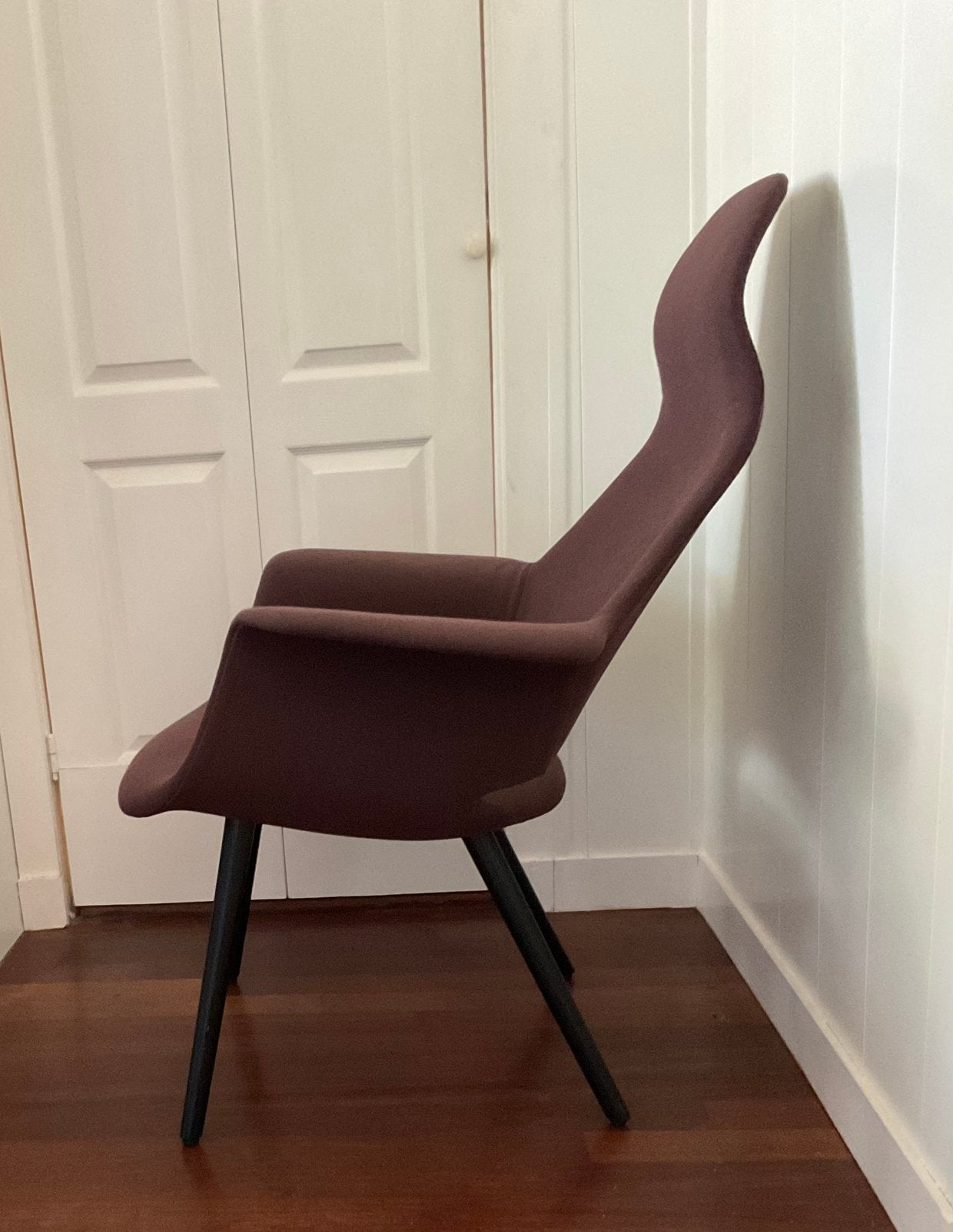 Vitra organic highback chair in de kleur bitter chocolate., Ophalen, Gebruikt, Stof, 50 tot 75 cm