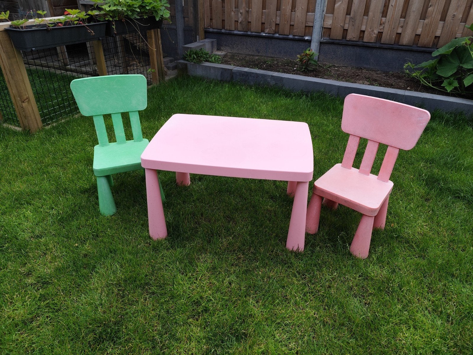 Ikea Mammut kindertafel met 2 stoeltjes, Kinderen en Baby's, Kinderkamer | Tafels en Stoelen, Ophalen, Gebruikt, Tafel(s) en Stoel(en)