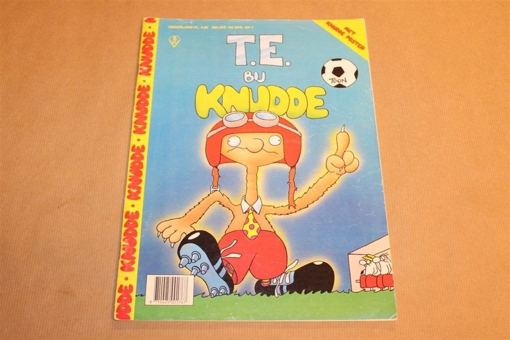 T.E. bij Knudde - Met poster, Eén stripboek, Ophalen of Verzenden, Zo goed als nieuw