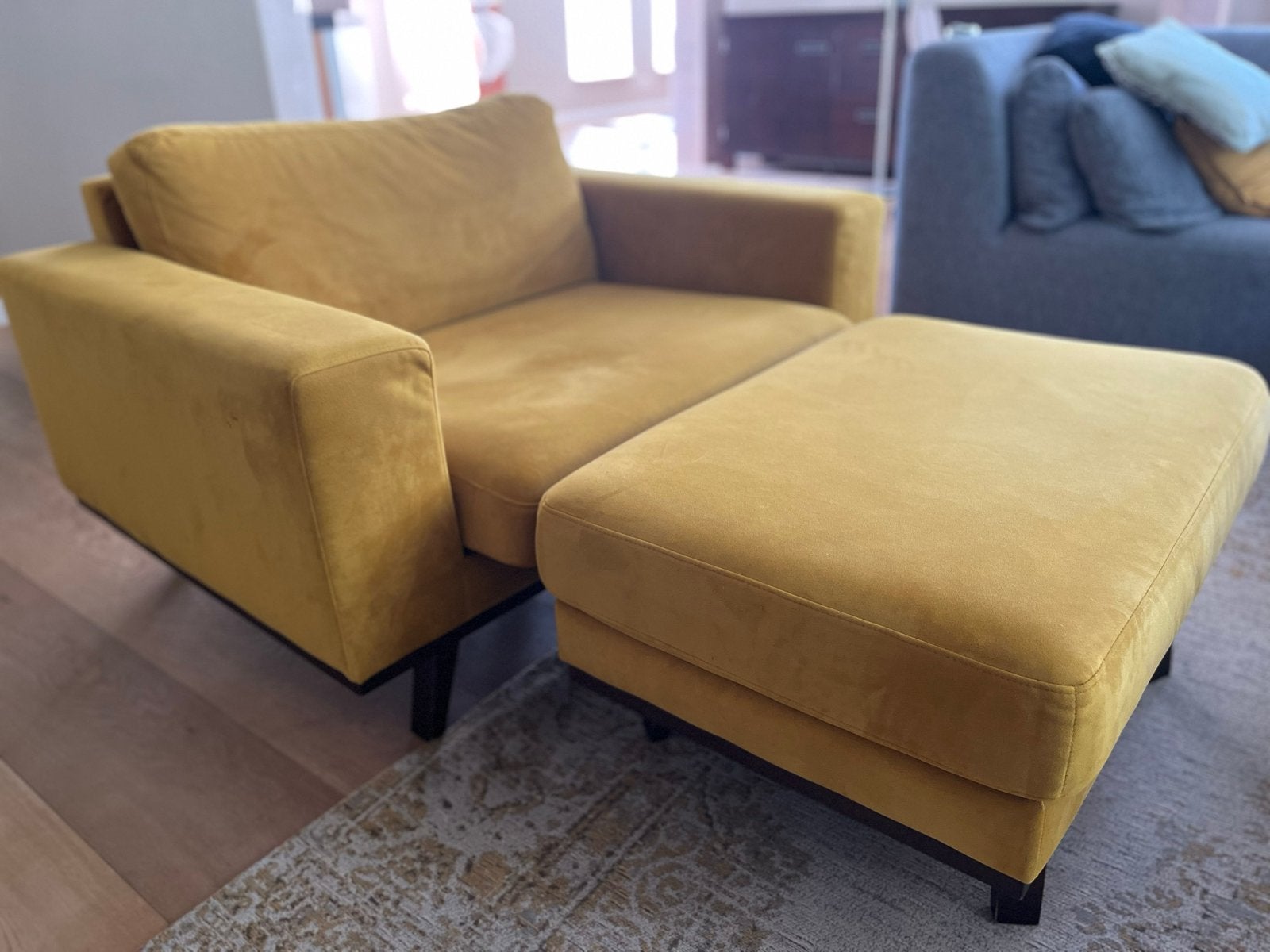 Mosterd kleurige fauteuil met voetenbank - Zo goed als nieuw, Ophalen, Zo goed als nieuw, Stof, 75 tot 100 cm