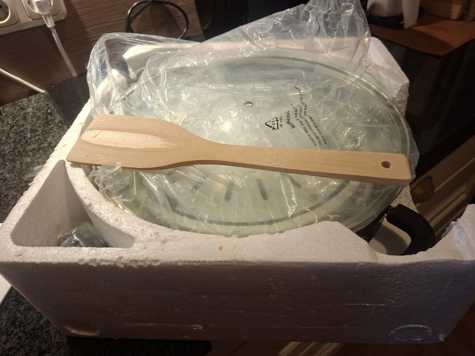 Happy Cooking Elektrische Wok met Afneembare Basis, 3 tot 4 liter, Ophalen of Verzenden, Nieuw, Uitneembare binnenpan