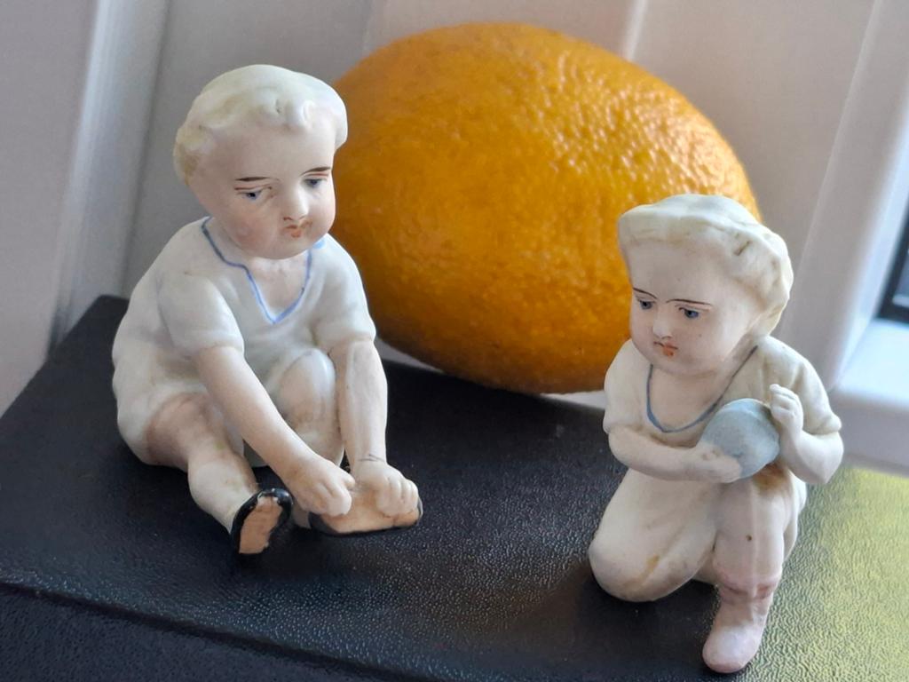 2 Oude kleine  biskwie pianobeeldjes ong 5,5 cm hoog, Verzamelen, Beelden en Beeldjes, Ophalen