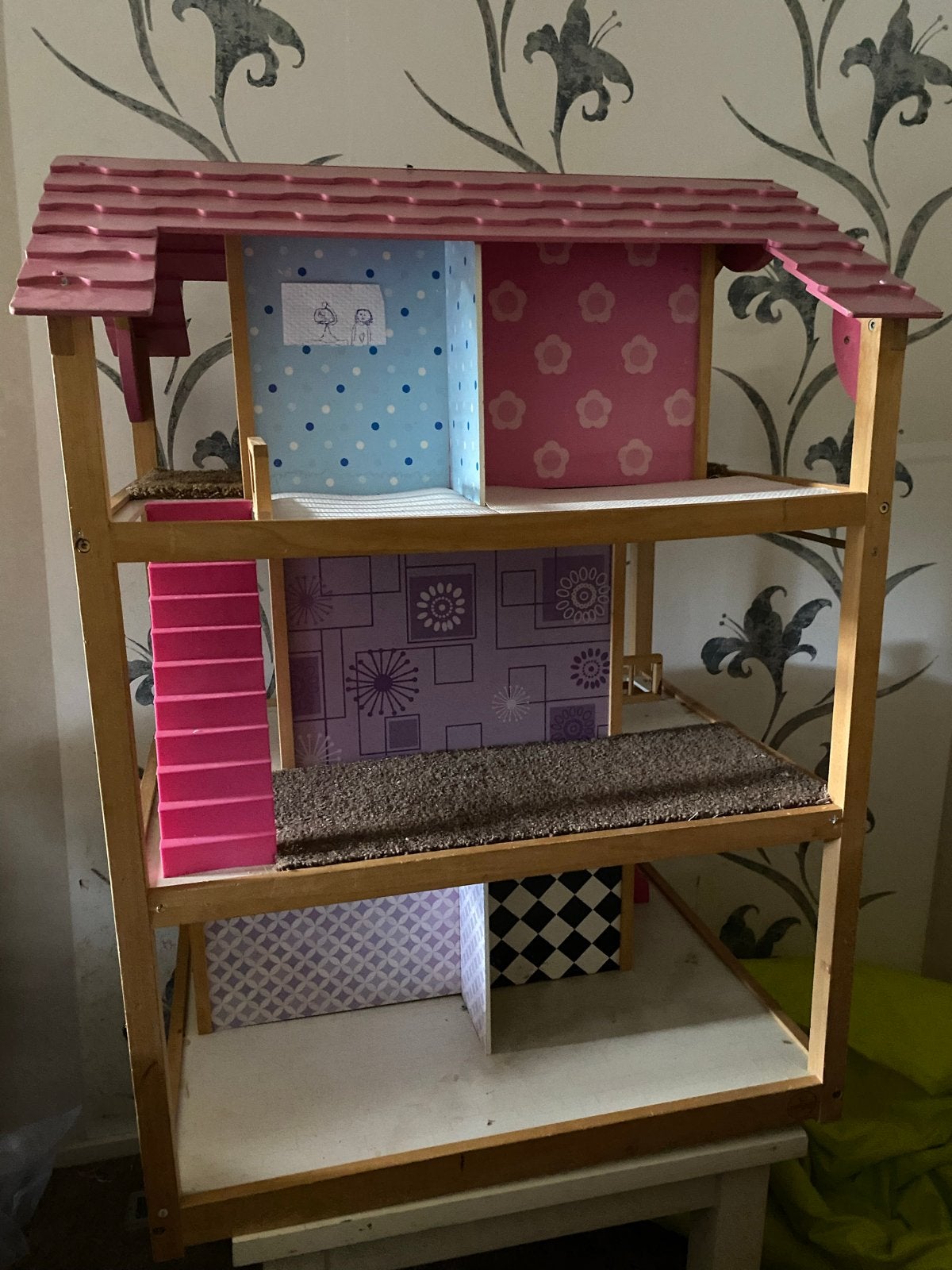 Groot Houten Poppenhuis met Roze Dak en Trap, Ophalen of Verzenden, Gebruikt, Poppenhuis