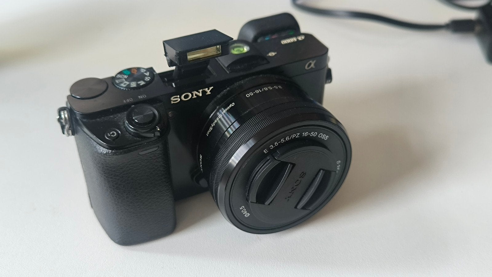 Sony Alpha a6000 met 16-50mm lens 3x batterij, Gebruikt, Ophalen of Verzenden, 4 t/m 7 keer, Ingebouwde flitser