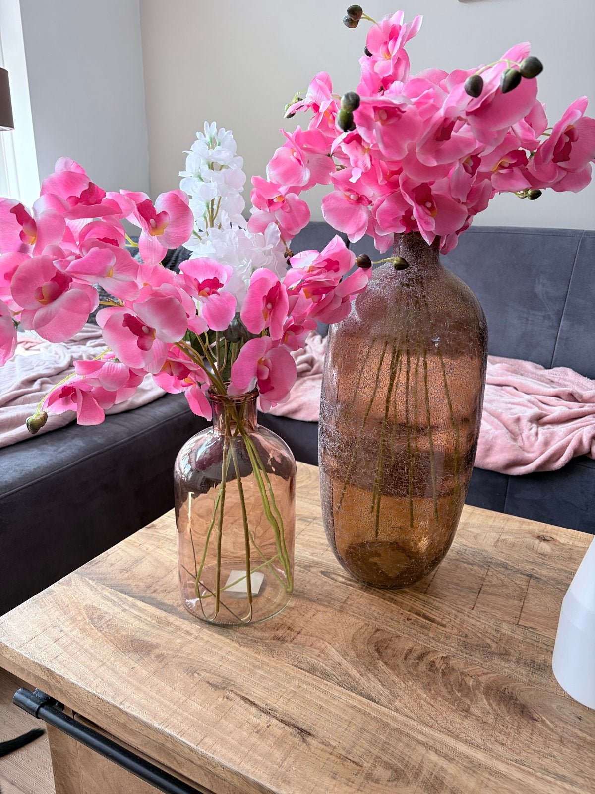 Set van 2 glazen vazen met kunstbloemen, Huis en Inrichting, Woonaccessoires | Vazen, Ophalen, Meerkleurig, Inclusief decoratie