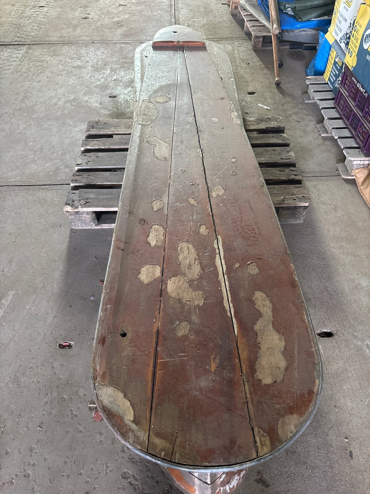 Unieke houten tafel van oude zwaarden, Ophalen