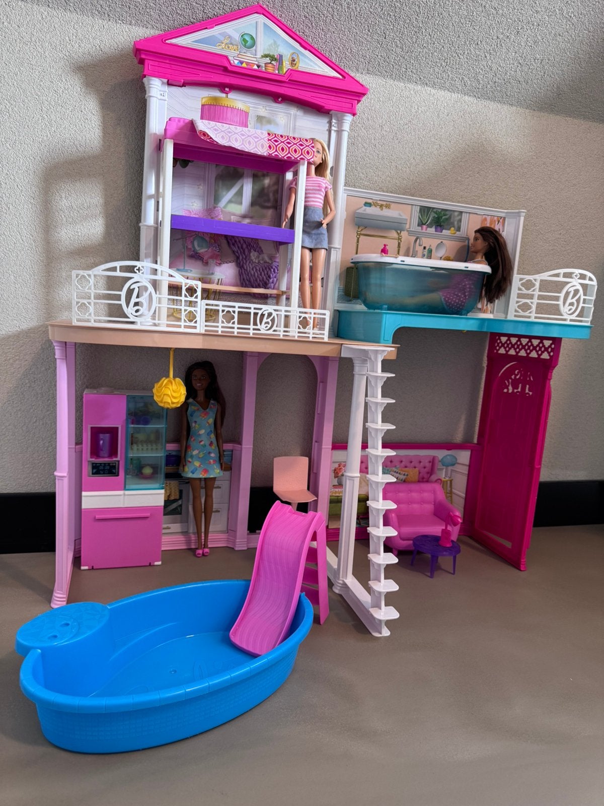 Echte Barbiehuis met 3 knappe Barbies!, Ophalen of Verzenden, Zo goed als nieuw, Poppenhuis