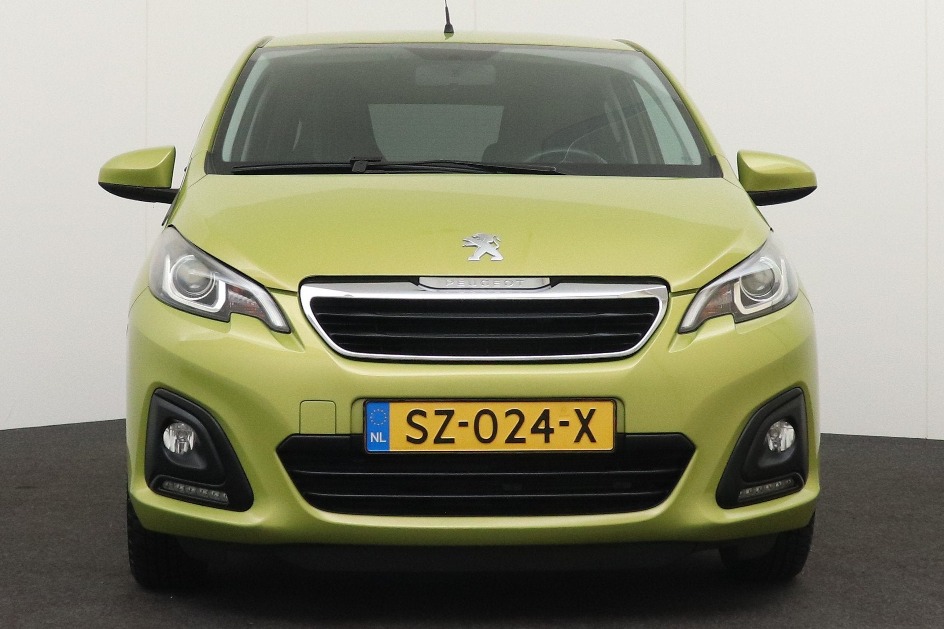 Peugeot 108 1.0 Aut. e-VTi Pack-Dynamic Camera Carplay Priva, Stof, Gebruikt, 4 stoelen, Origineel Nederlands