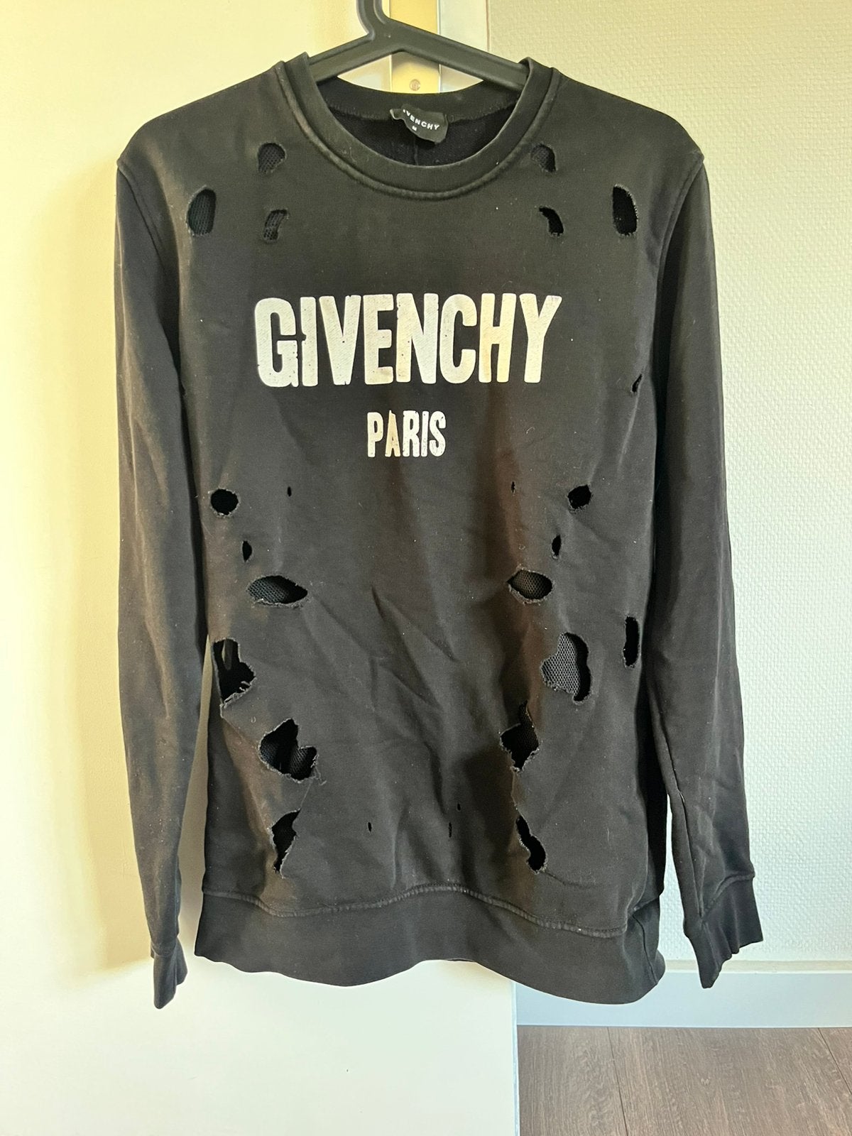 Zwarte distressed sweater met Givenchy Paris opdruk, maat M, Ophalen of Verzenden, Zo goed als nieuw, Maat 48/50 (M), Zwart