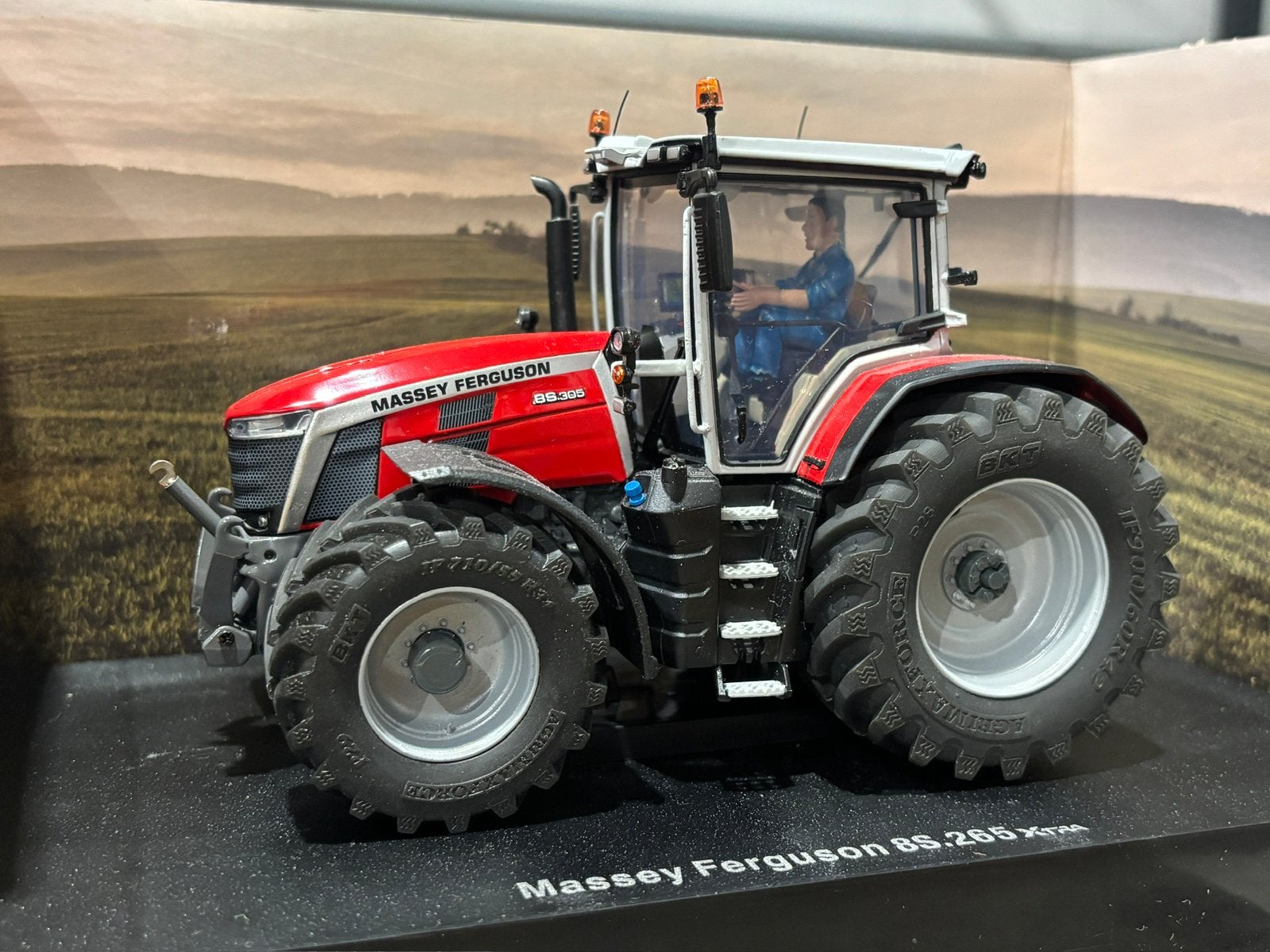 Massey Ferguson 8S 305, Ophalen of Verzenden, Zo goed als nieuw, Tractor of Landbouw, Universal Hobbies
