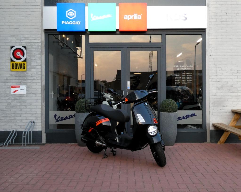 Vespa GTV 300 HPE Akrapovic Special KORTING!, Piaggio & C. SpA, Scooter, Bedrijf, Viale Rinaldo Piaggio, 25 - 56025 Pontedera (PI), Italy