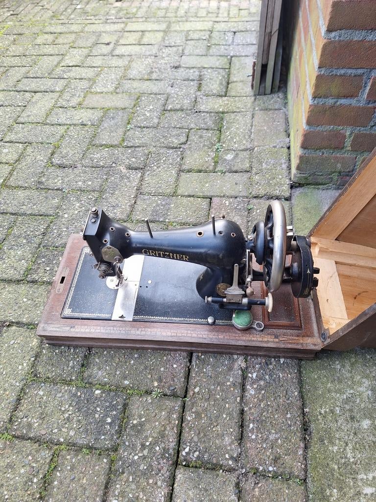 Hand naaimachine machine, Ophalen