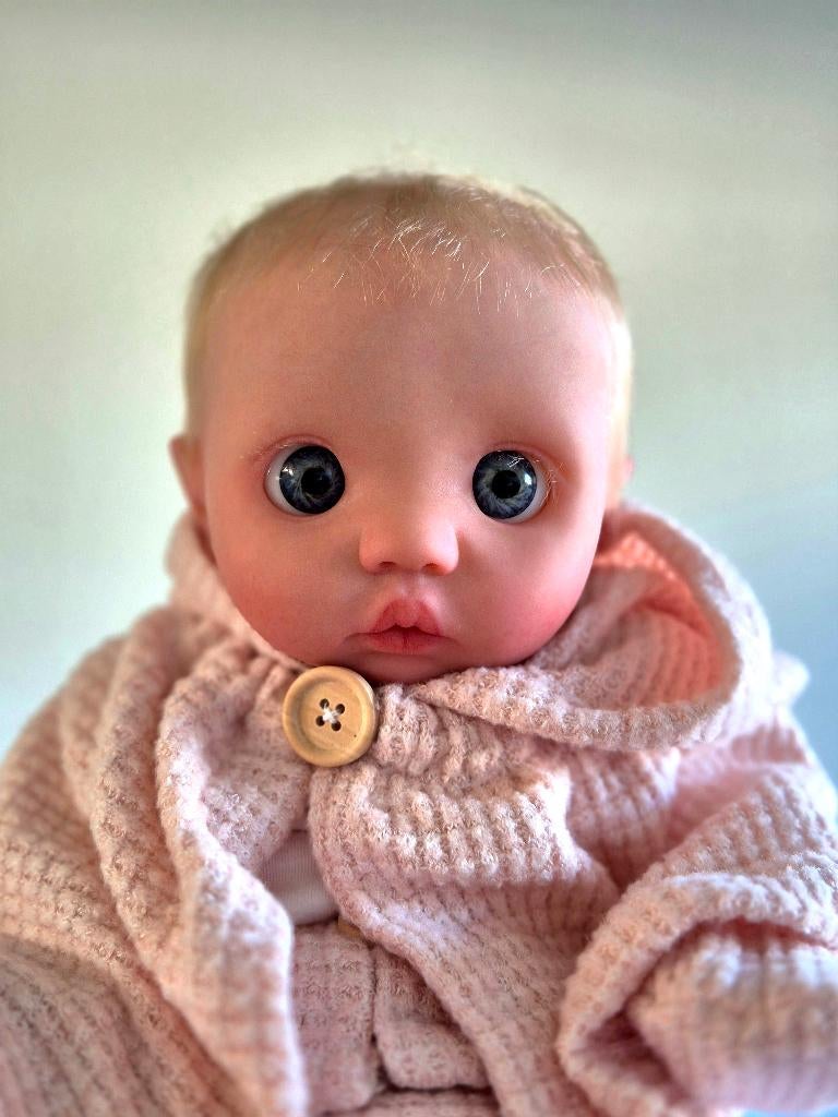 Reborn pop Peeka van Bonnie Brown door Nicoleta Carmanschi, Verzamelen, Poppen, Zo goed als nieuw, Babypop, Levensecht of Reborn