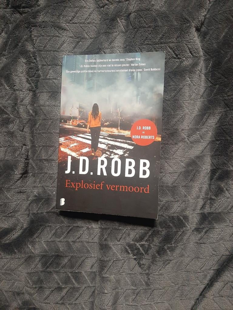 J.D. Robb - Explosief vermoord, Boeken, Ophalen of Verzenden, Zo goed als nieuw, J.D. Robb, Tv-bewerking