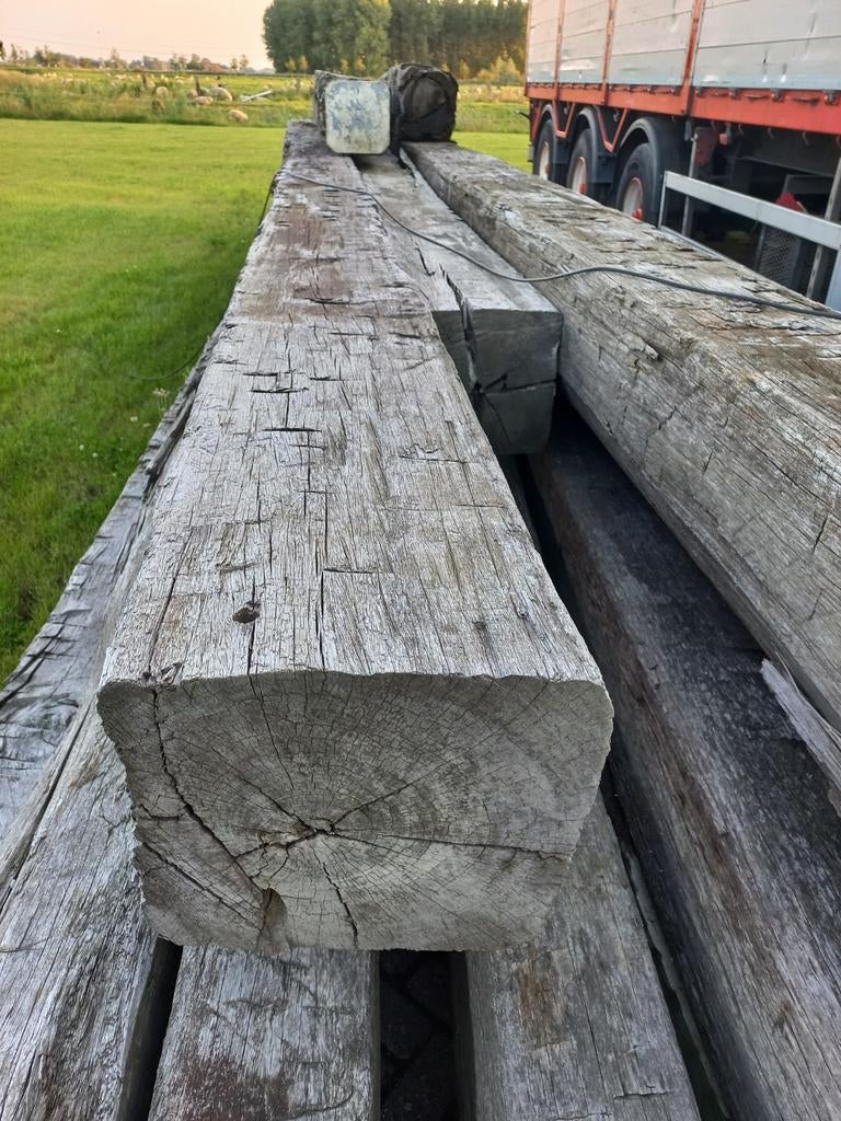 Meerpalen dukdalven houten balken oud hout met historie bint, Ophalen