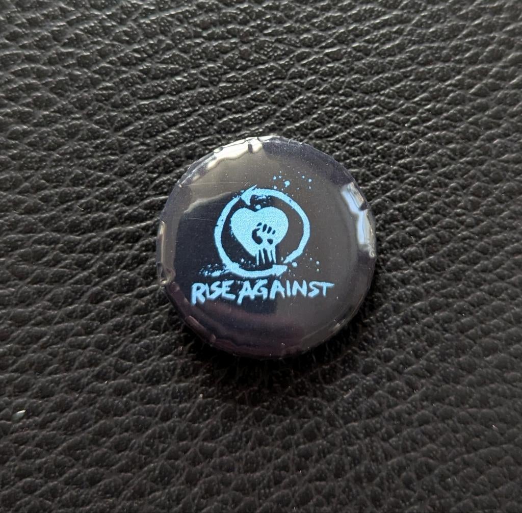 Rise Against Button / Pin - Muziek Accessoire, Verzamelen, Speldjes, Pins en Buttons, Ophalen of Verzenden, Nieuw
