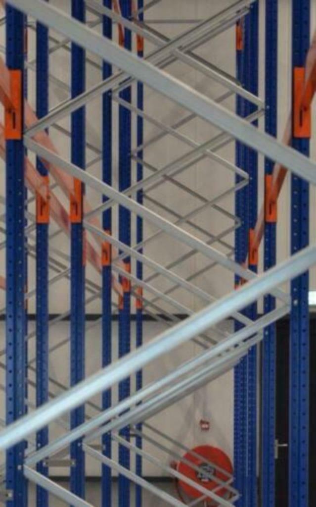 Palletstellingen uit faillissement verkregen half jaar oud, Ophalen of Verzenden