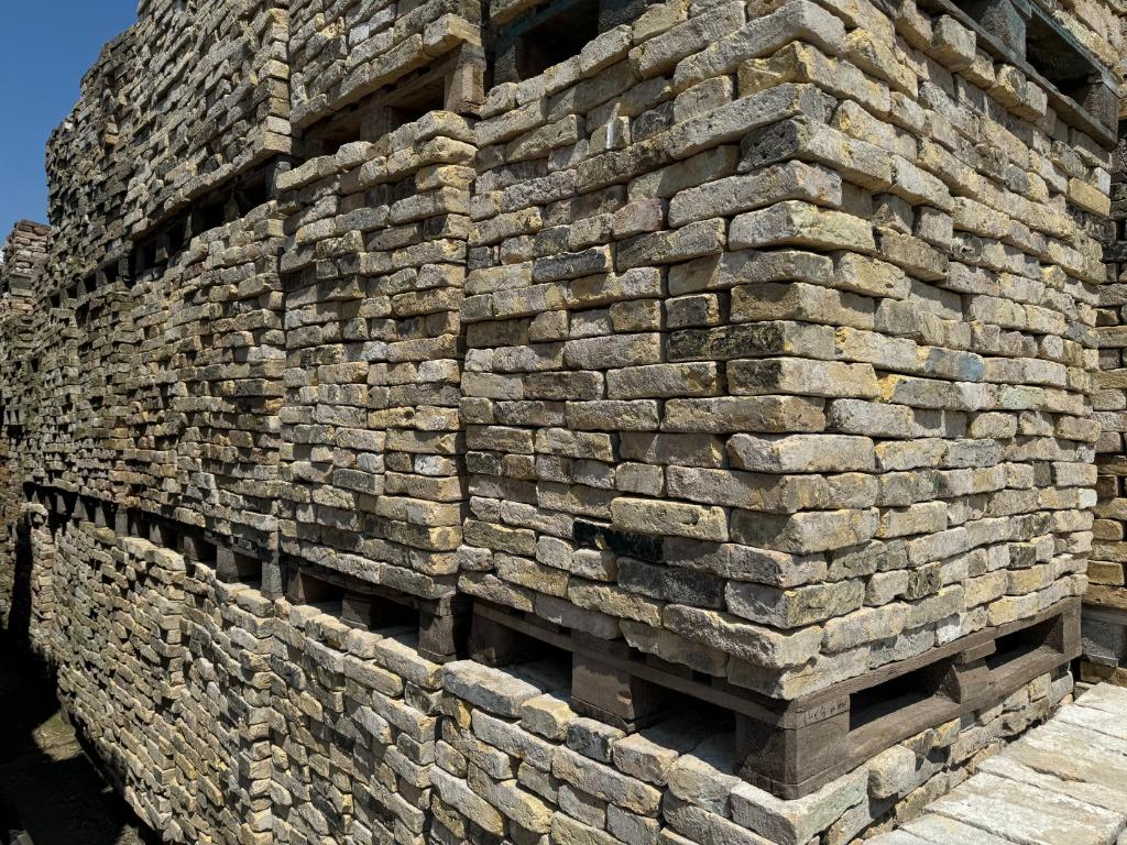 Partijen oude Waalformaat gele Friese metsel steen 22x5cm., Doe-het-zelf en Verbouw, Metselstenen, Ophalen, Gebruikt, Bakstenen