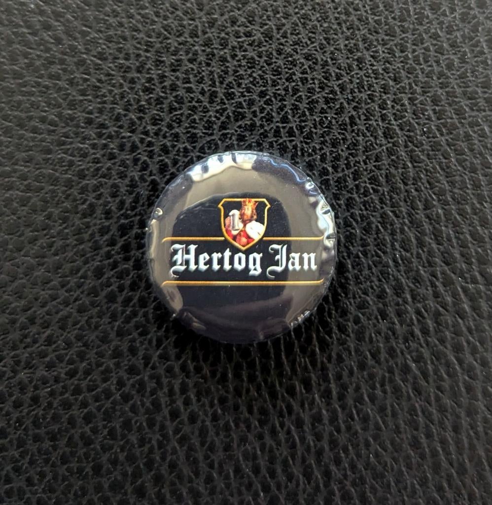 Hertog Jan - 25 mm Button/Speld/Pin - Zwart, Verzamelen, Biermerken, Ophalen of Verzenden, Nieuw, Overige typen, Hertog Jan