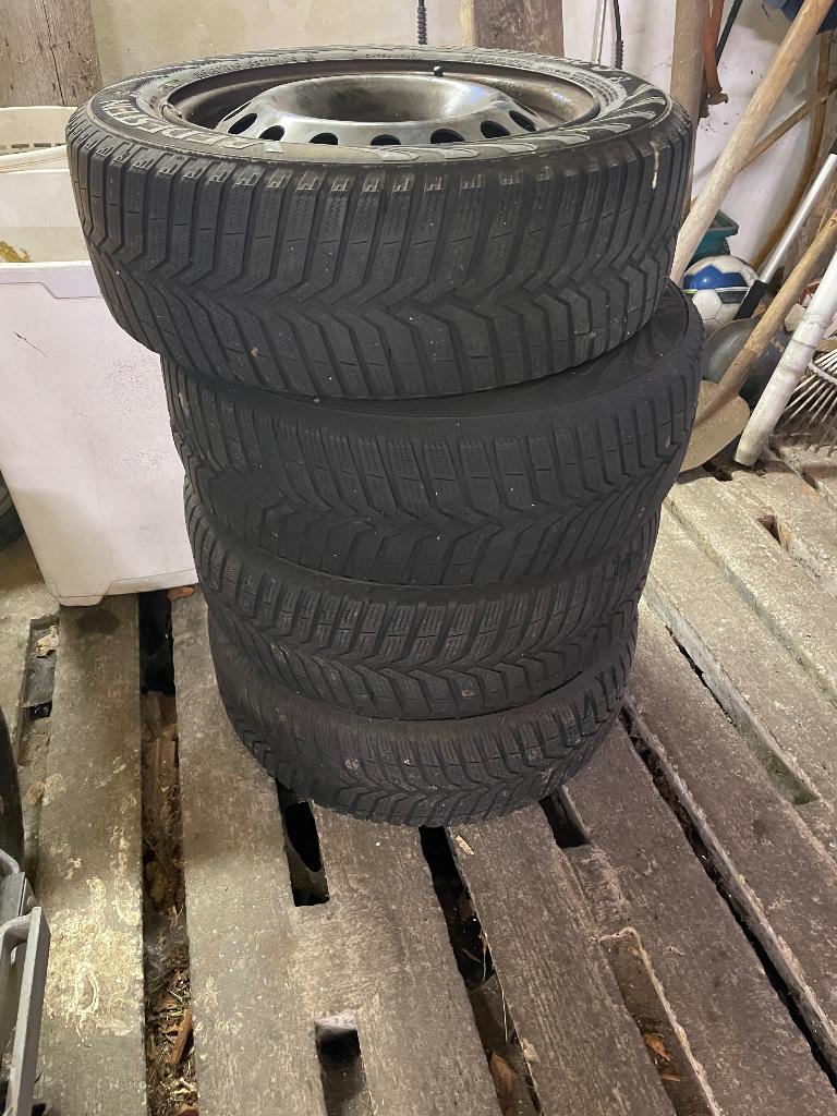 Winterbanden op velg voor Renault clio phase 3, Ophalen, Gebruikt, 15 inch, Banden en Velgen