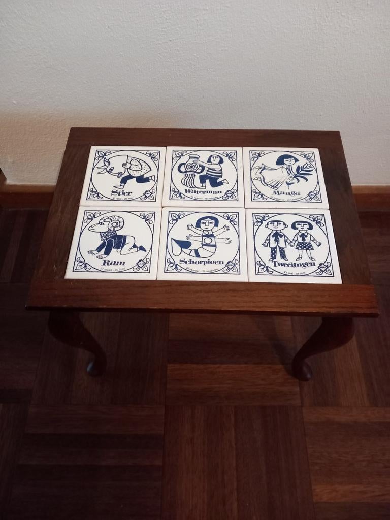 Vintage Bijzettafel sterrenbeeld tegels 29/33/40 geldrop, Ophalen