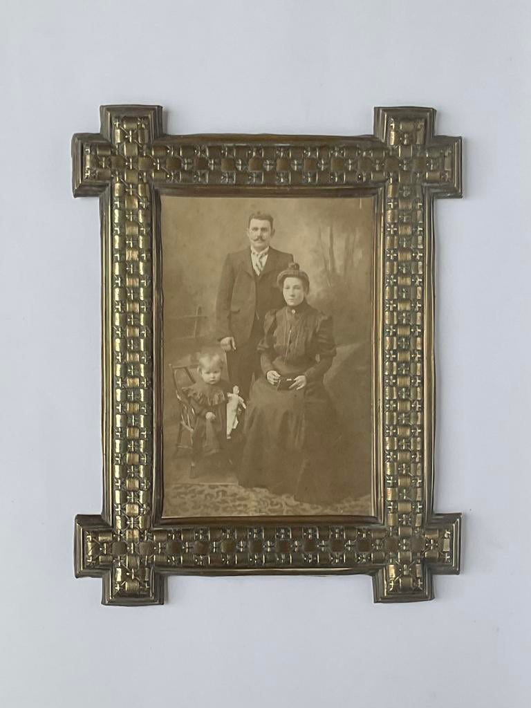 Oud koperen lijstje - foto - ouders met kind met pop, Ophalen of Verzenden