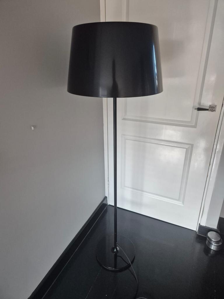 Vloerlamp IKEA Kulla - zwart - vintage, Huis en Inrichting, Lampen | Vloerlampen, Ophalen, Zo goed als nieuw, Metaal, 100 tot 150 cm