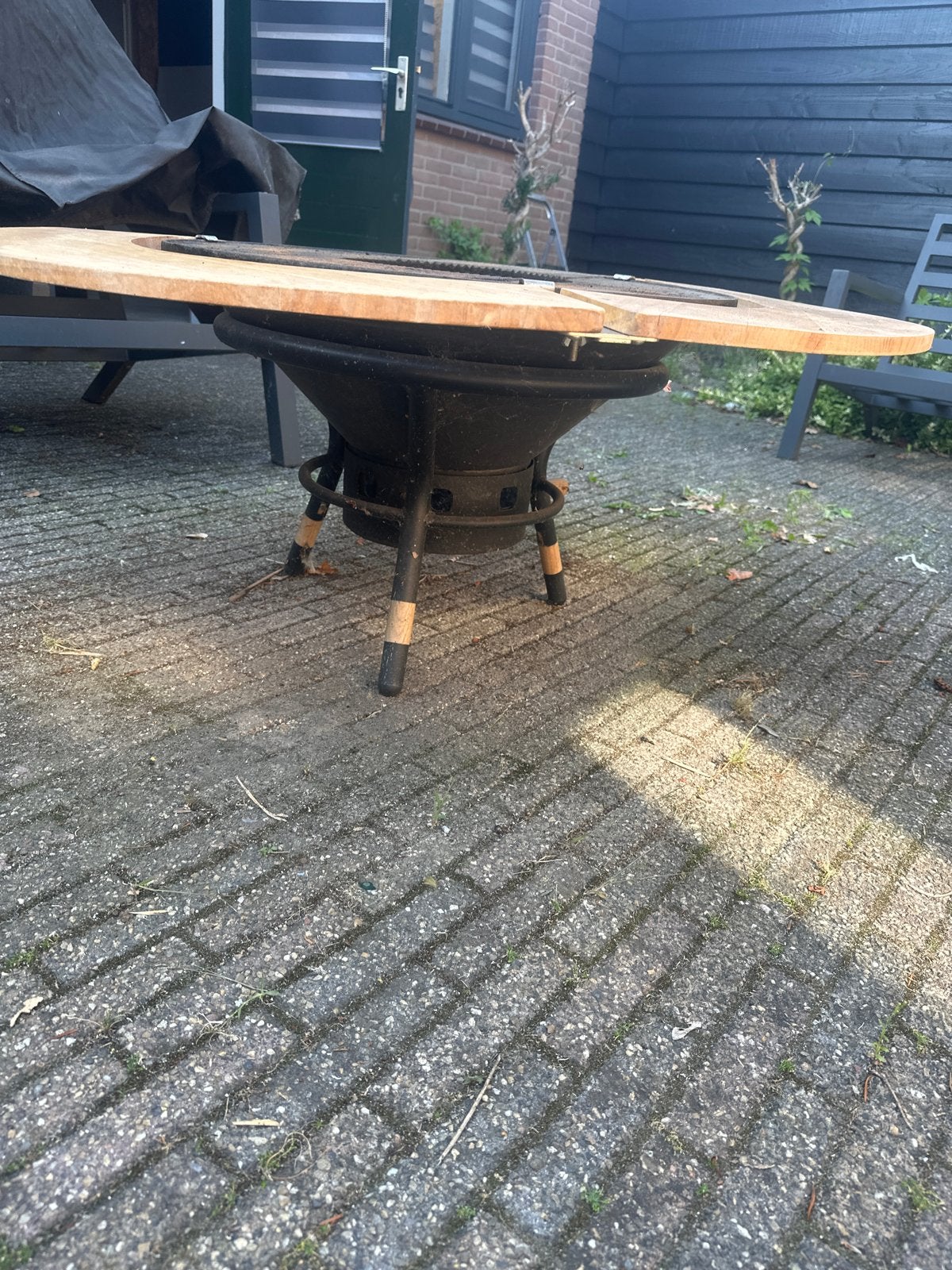Vuurkorf met grill en houten tafelblad, Ophalen of Verzenden, Gebruikt, Vuurkorf
