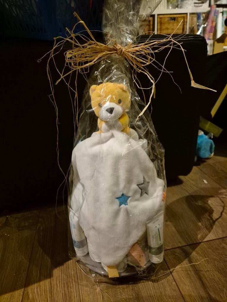 Luiertaart met Naïf producten en tutteldoekje, Ophalen of Verzenden, Nieuw, Kraamcadeau