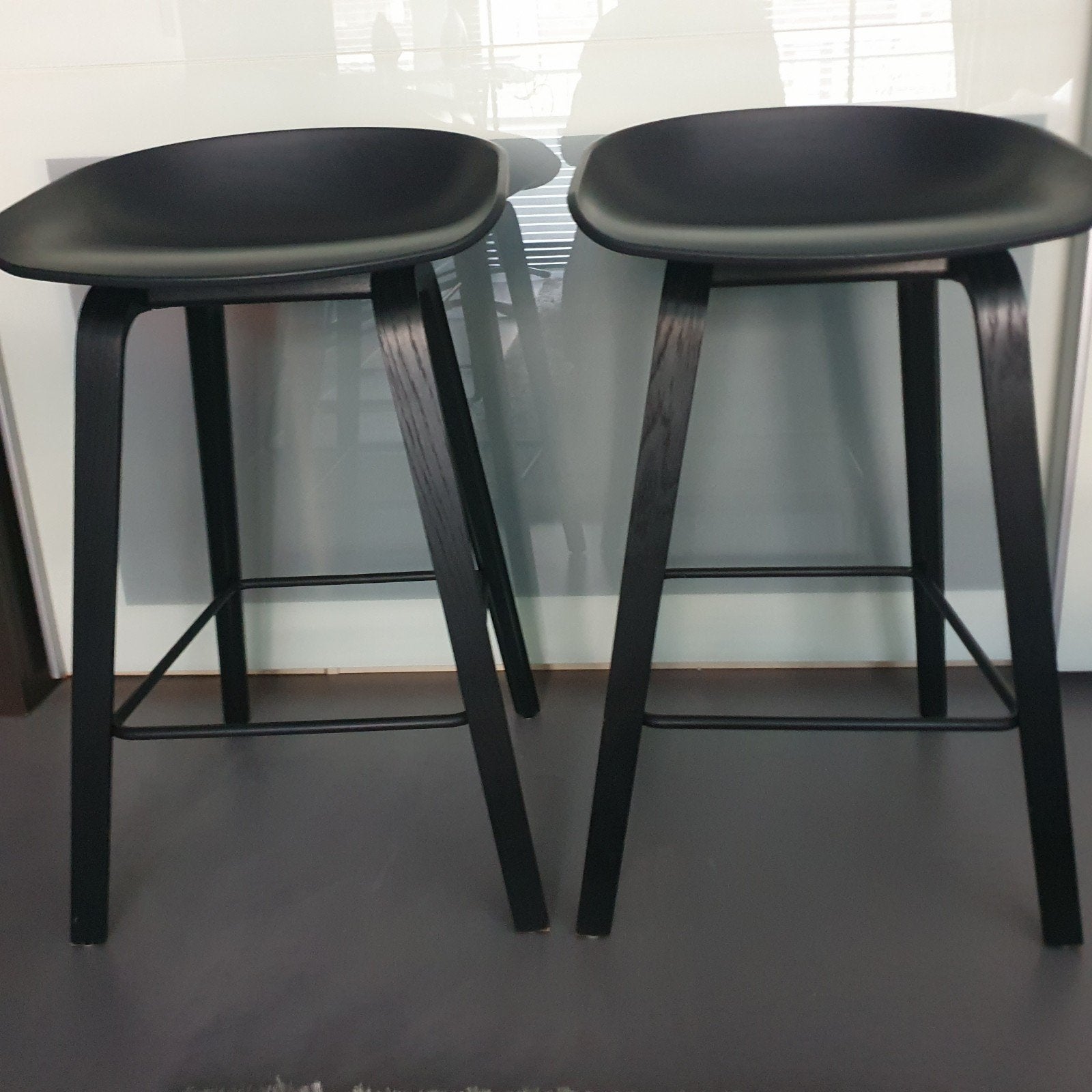 ***2x HAY about a stool AAS32 barkrukken//zwart (laag model), Huis en Inrichting, Barkrukken, Ophalen, Hout, Met voetsteun, 60 tot 90 cm