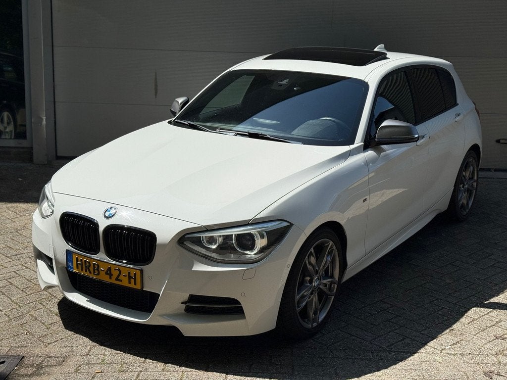 BMW 1-serie M135i xDrive High Executive l Schuifdak l Volled, Auto's, BMW, Gebruikt, 320 pk, Wit, Leder