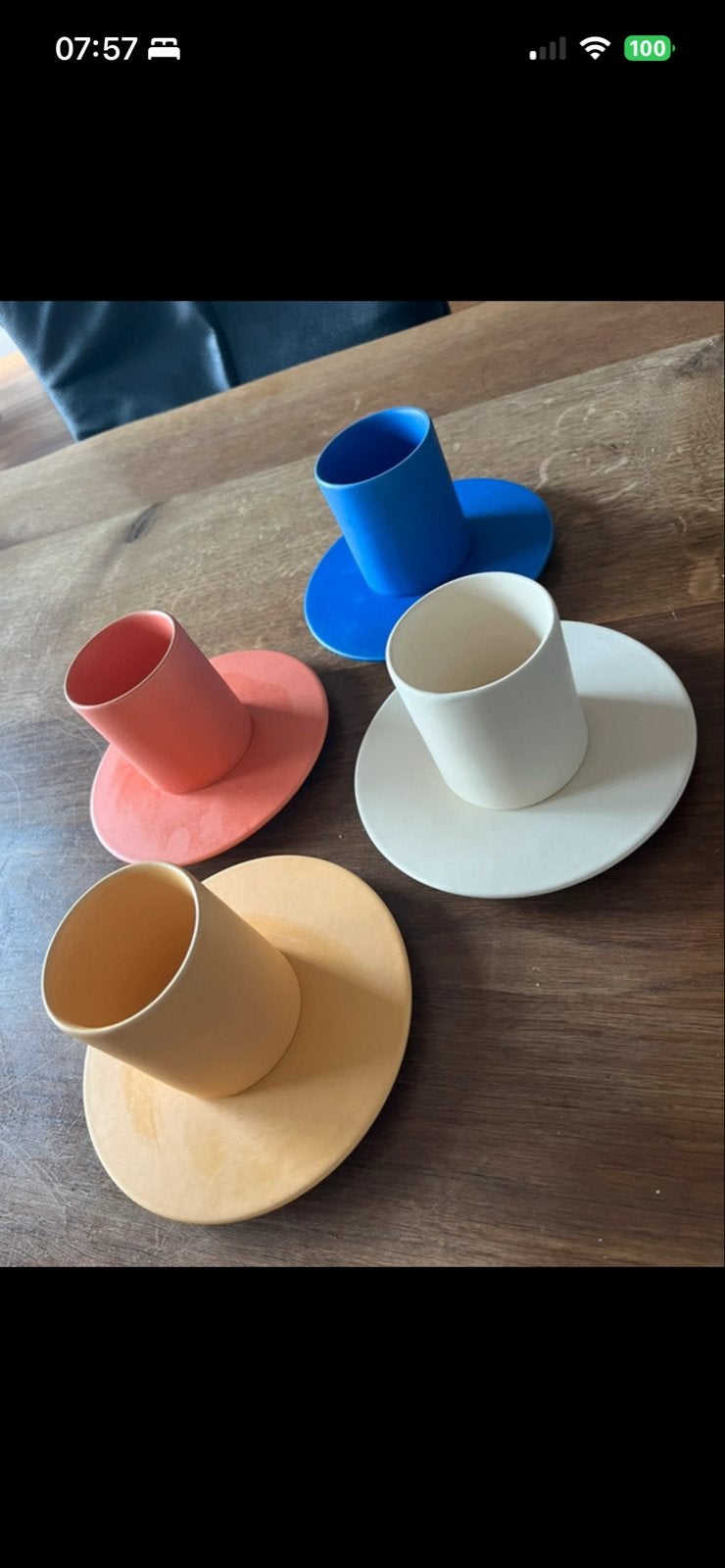 Set van 4 kleurrijke designkopjes en schotels, plateel, Overige merken, Keramiek, Ophalen of Verzenden, Zo goed als nieuw