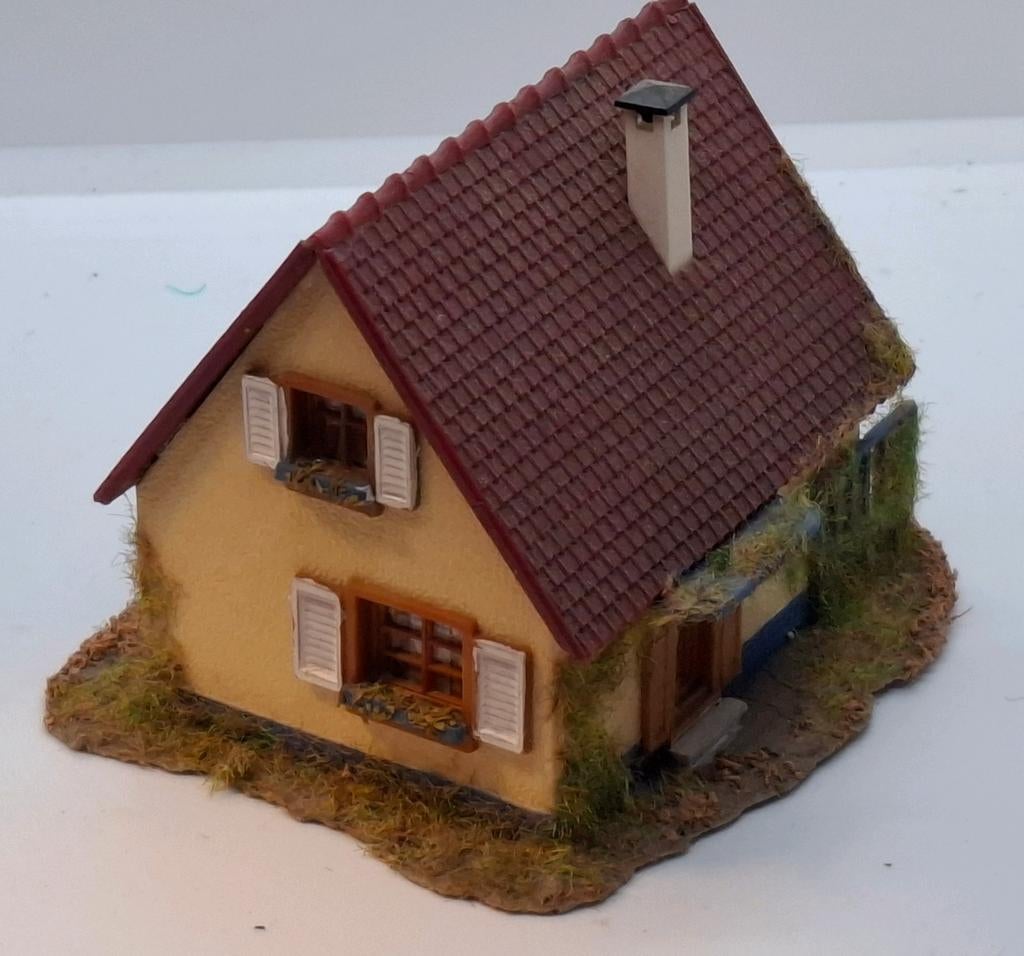 Huis met gras tuin in ho, Gebruikt, Gelijkstroom of Wisselstroom, Brug, Tunnel of Gebouw, Ophalen of Verzenden