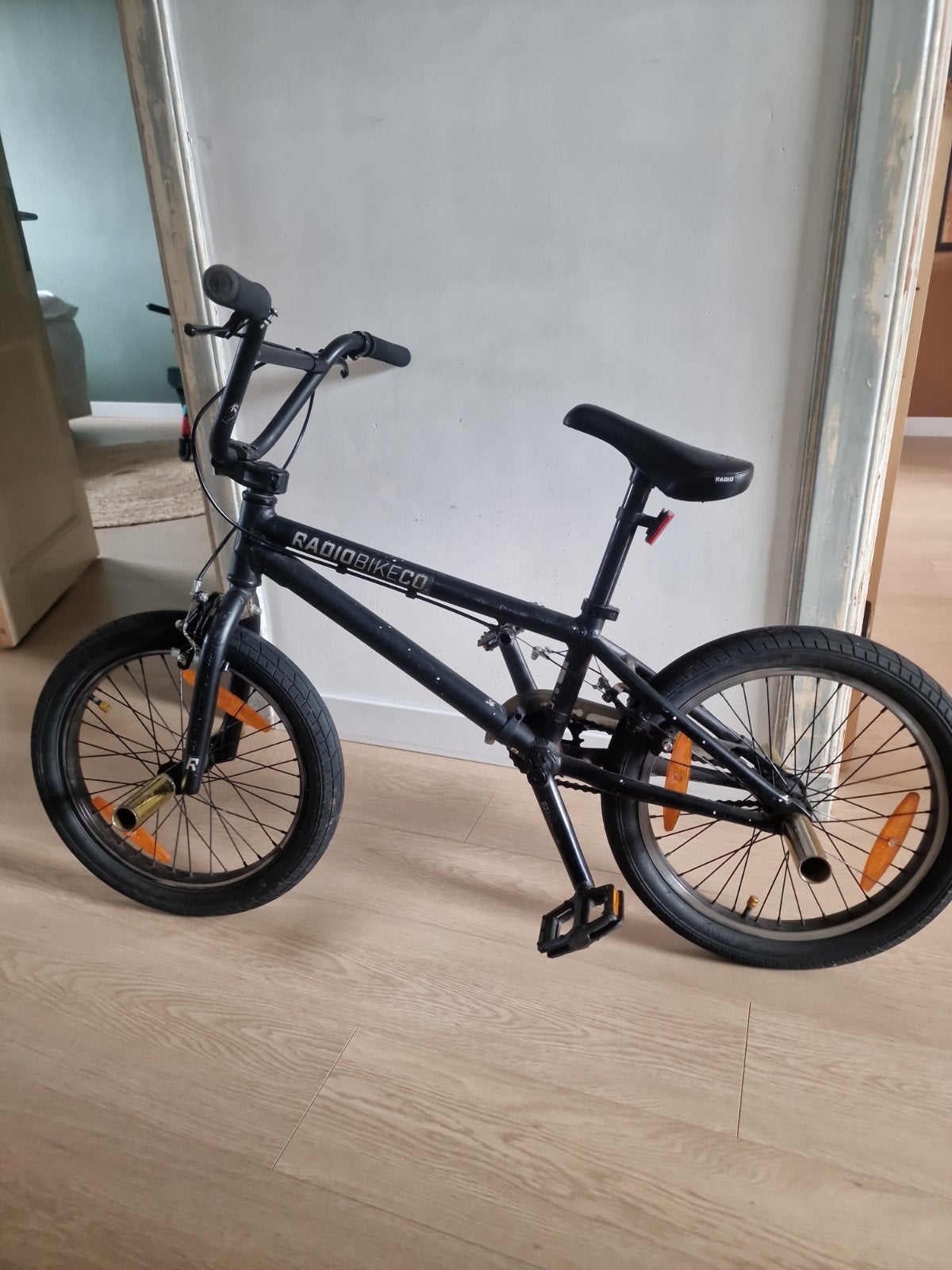 Radio Bike Co Dice 18 BMX - Zwart met gouden pegs, Ophalen, Staal, Velgrem, Radio Bike Co