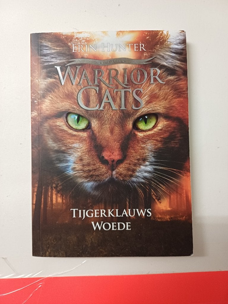 Boek - Erin Hunter - Warrior Cats - Tijgerklauws Woede, Boeken, Ophalen of Verzenden, Gelezen