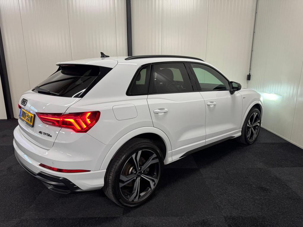 Audi Q3 45 TFSI e 3x S-line 2022 265PK MATRIX/KEYLESS/20"/CA, Auto's, Gebruikt, Wit, Plug-in hybride, Hybride Elektrisch/Benzine