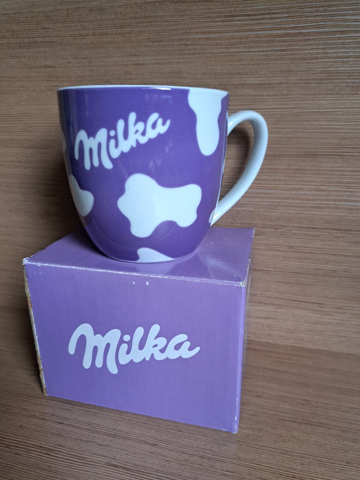 Milka Mok - Paars met Witte Vlekken en Logo, Keramiek, Nieuw, Ophalen of Verzenden, Overige stijlen