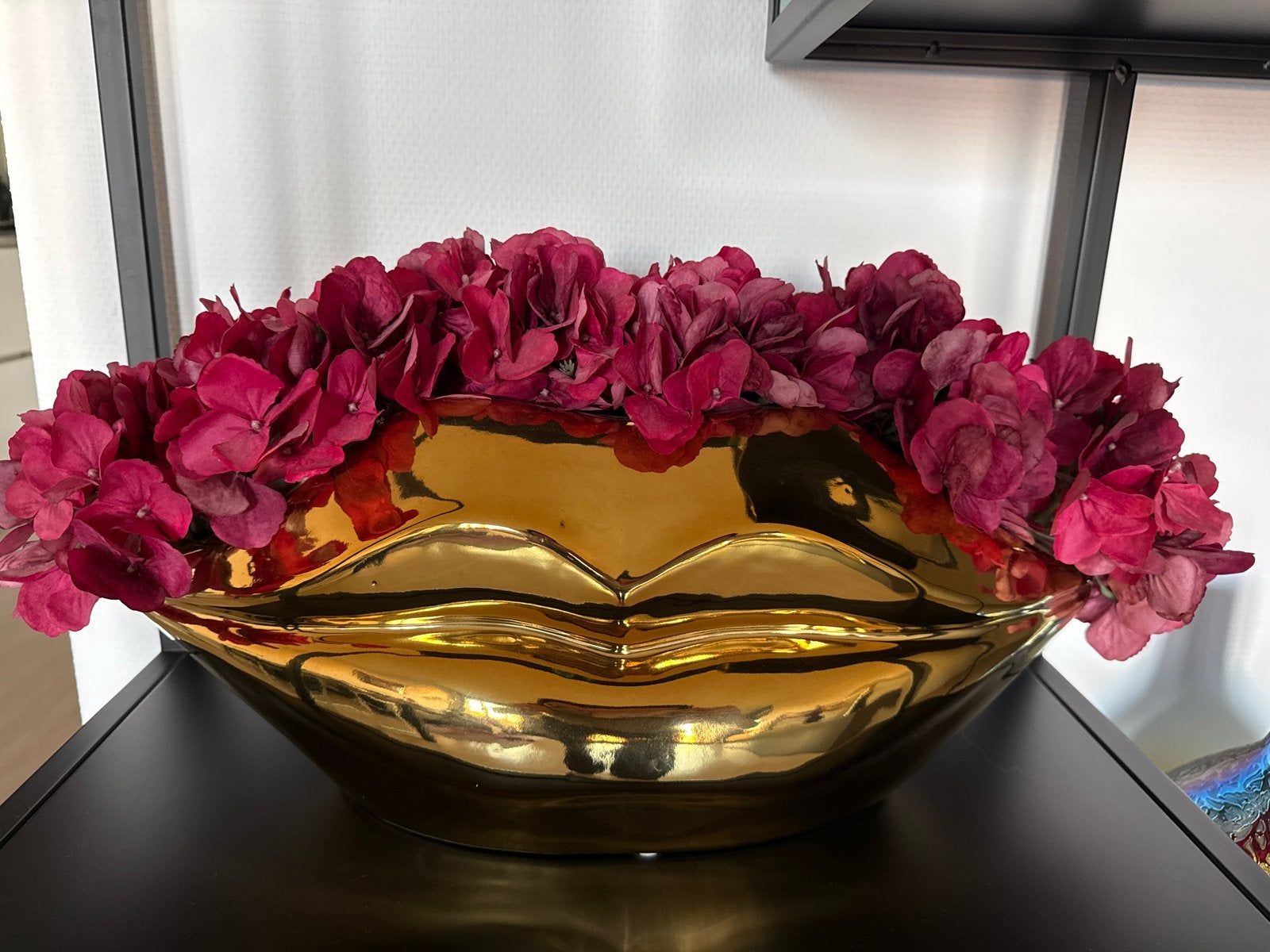 Gouden lippen vaas, Huis en Inrichting, Ophalen, Zo goed als nieuw, Steen/keramiek, Goud
