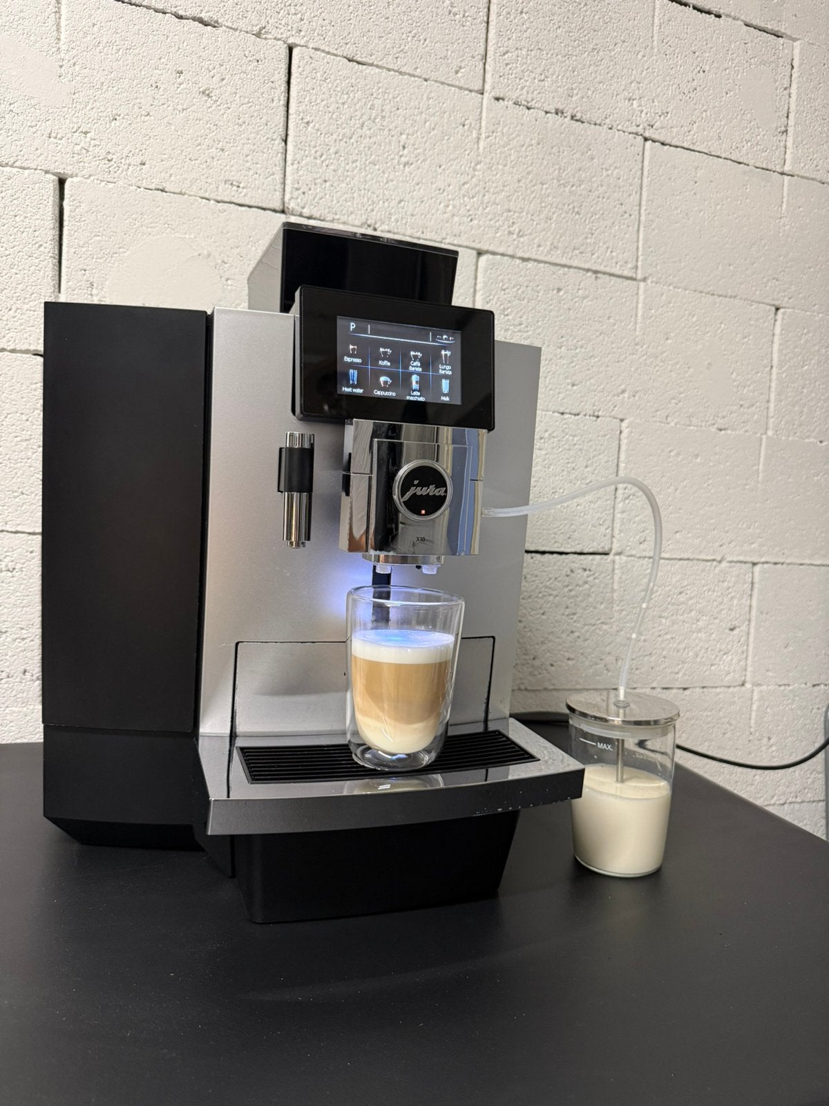 Jura x10 Touchscreen inclusief Jura cool control 1L, 10 kopjes of meer, Ophalen, Zo goed als nieuw, Koffiemachine