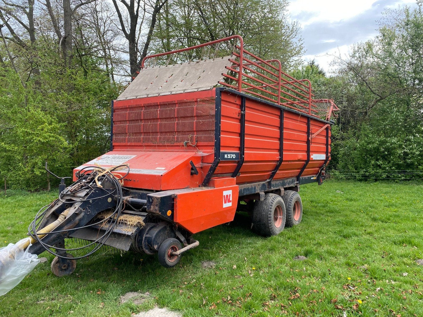 Deutz-Fahr K570 opraapwagen met hydraulische losklep, Ophalen, Veehouderij