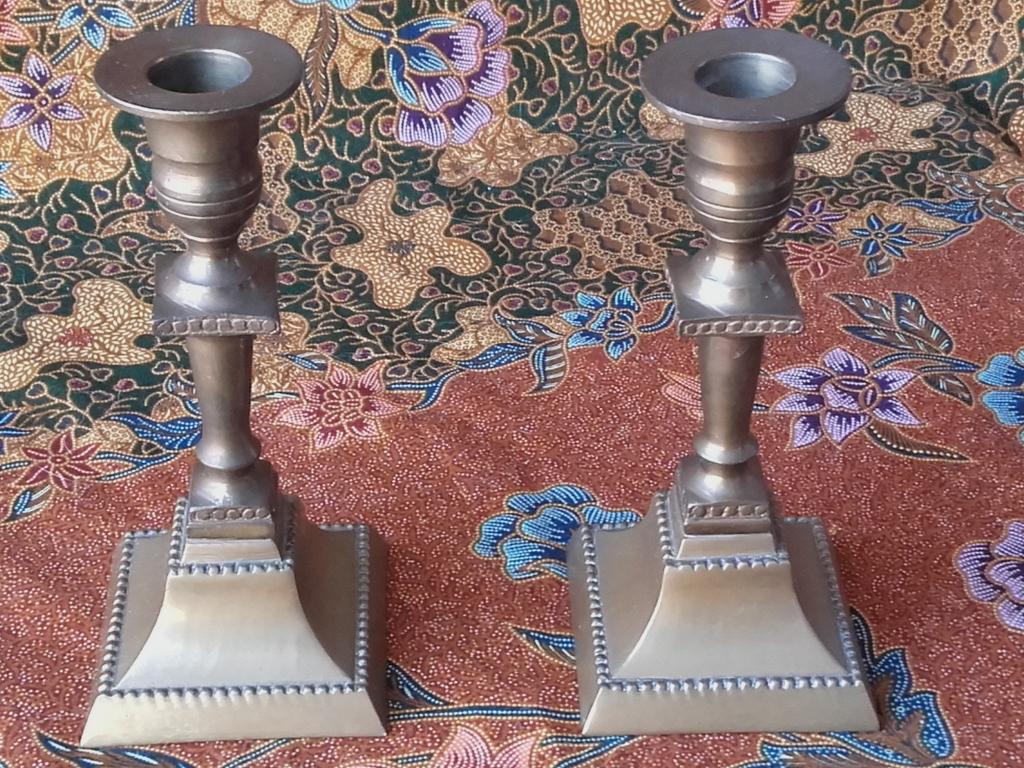 Mooi stel antieke koperen kandelaars uit Engeland 15,7 cm., Antiek en Kunst, Ophalen of Verzenden, Koper of Brons
