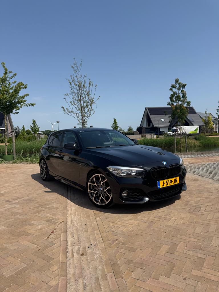 BMW 1-Serie 118i 136pk 2017 Zwart, 1-Serie, 1280 kg, Alcantara, Zwart