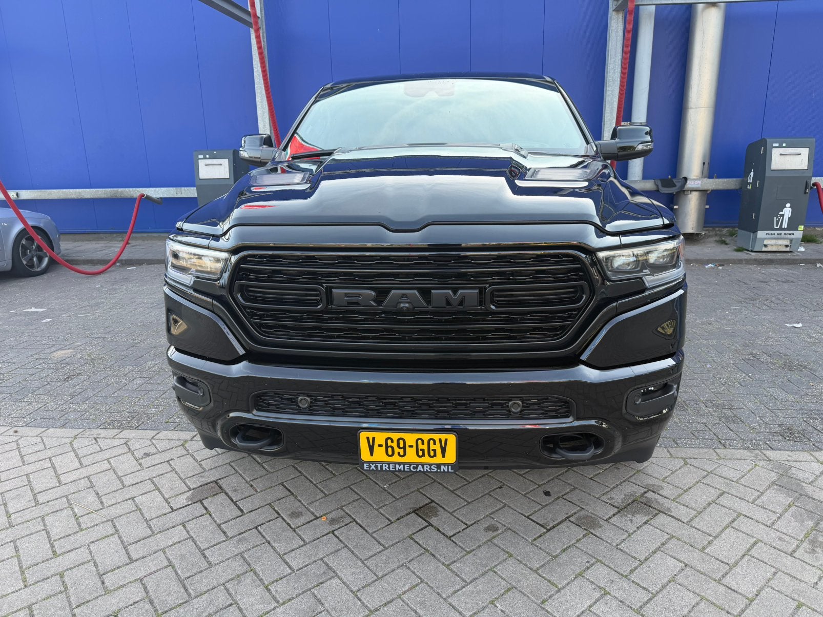 Dodge Ram Laramie Limited 2024 LPG Prins Full Options, Auto's, Bestelauto's, 5654 cc, Zwart, Origineel Nederlands, Bedrijf